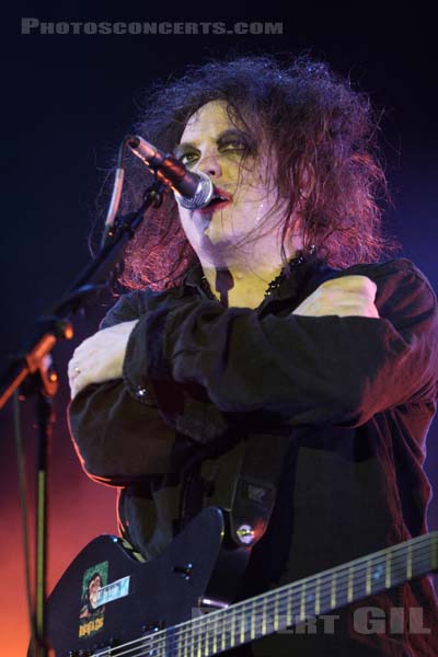 THE CURE - 2008-03-12 - PARIS - Bercy - Robert James Smith